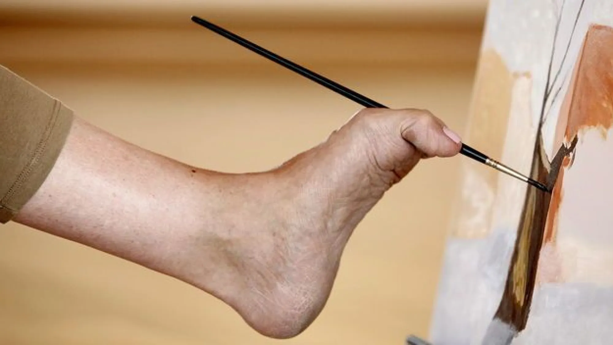 Artistas que escriben con los pies: cuando la discapacidad forja el genio